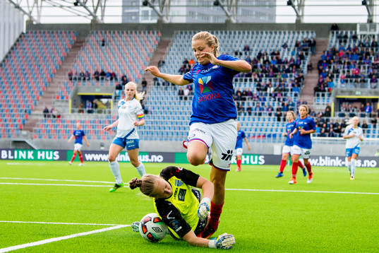 Anne Lise Olsen of Vålerenga and goalkeeper Aurora