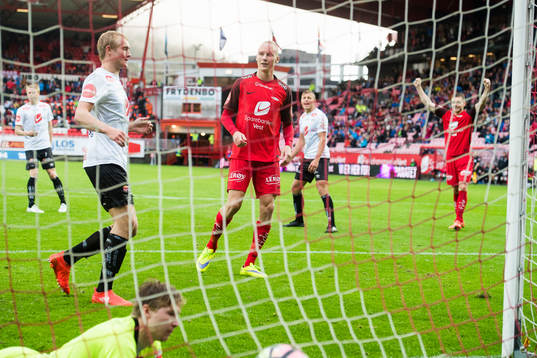 Kristoffer Barmen of Brann scores 2-1