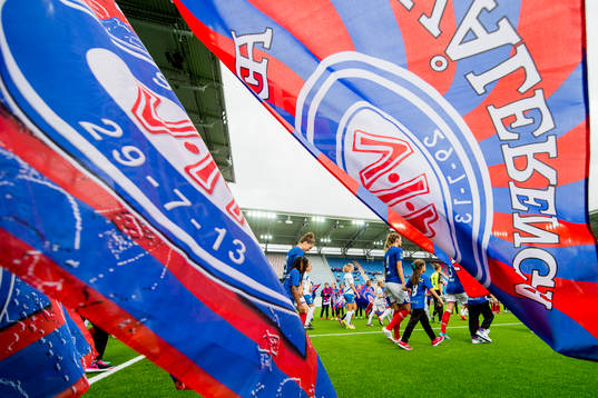 Players of Vålerenga enter the pitch