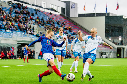 Frida Lyshoel of Vålerenga and Karina Sævik of Kolbotn