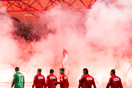 The players of Brann enter the pitch