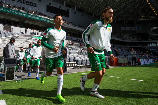 Hammarbys Jiloan Hamad och Björn Paulsen kliver in på