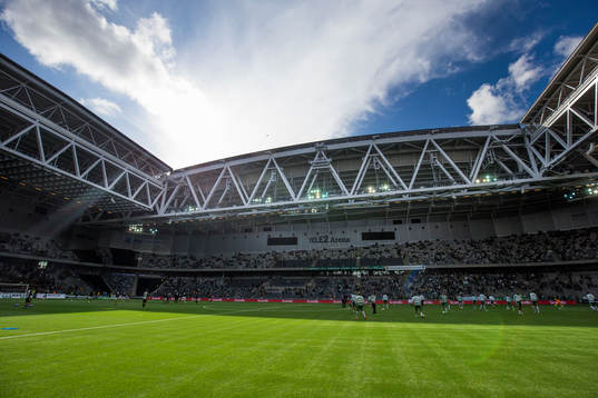 s och Hammarbys spelare värmer upp på Tele2 Arena