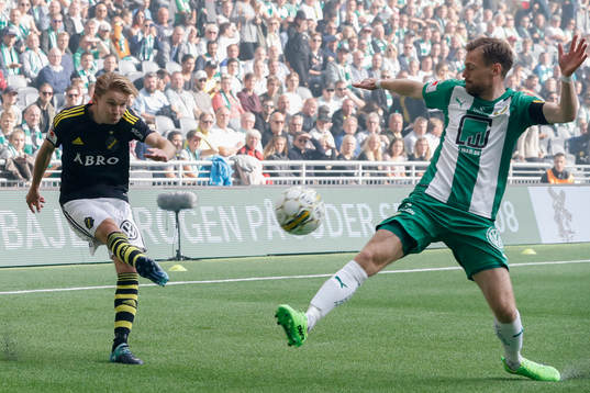 s Johan Blomberg och Hammarbys Arnór Smárason