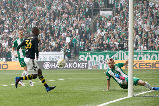 s Henok Goitom med målchans som räddas av Hammarbys Mads