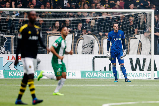 s målvakt Oscar Linnér deppar