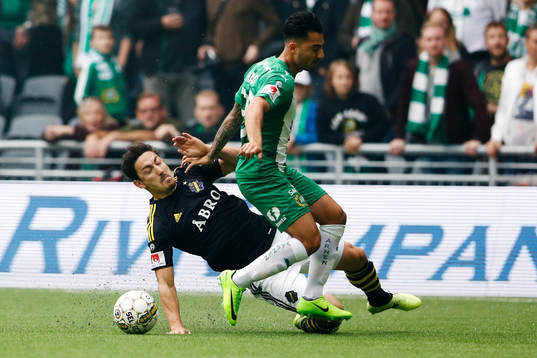 s Stefan Ishizaki i kamp om bollen med Hammarbys
