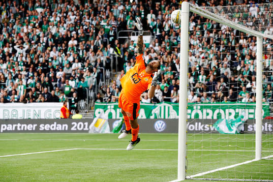 s Kristoffer Olsson (ej i bild) gör 1-1-målet på