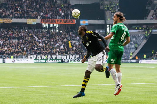 s Henok Goitom i en nickduell med Hammarbys Björn Paulsen