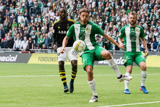 s Henok Goitom och Hammarbys Mads Fenger Nielsen