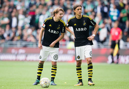 s Johan Blomberg talar med Kristoffer Olsson innan en
