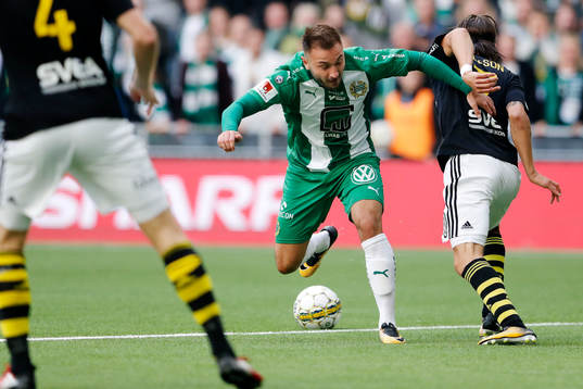 s Kristoffer Olsson i kamp om bollen