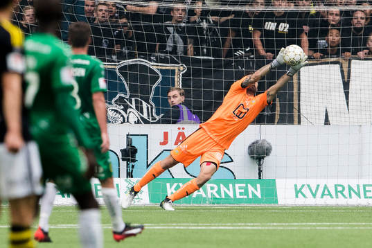 Hammarbys målvakt Johan Wiland med en räddning