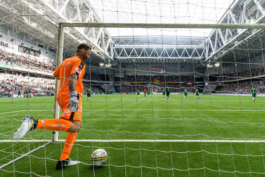 Hammarbys målvakt Johan Wiland deppar