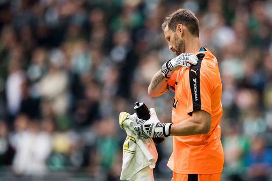 Hammarbys målvakt Johan Wiland tar sig för axeln