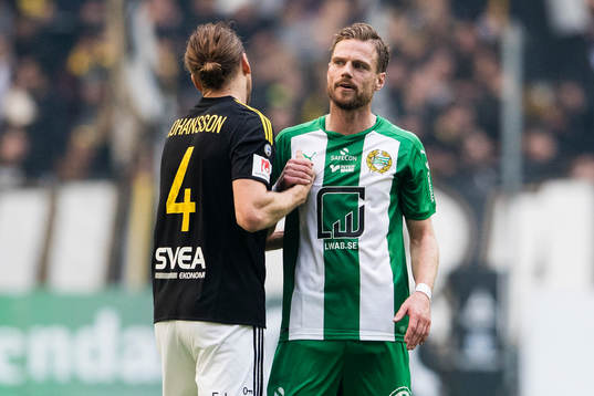 s Nils-Eric Johansson och Hammarbys Arnór Smárason tackar