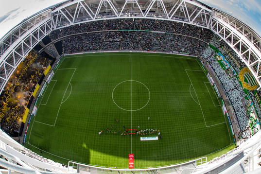 s och Hammarbys supportrar med TIFO innan fotbollsmatchen i