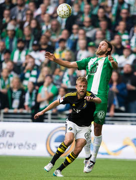 s Daniel Sundgren i kamp om bollen med Hammarbys Björn