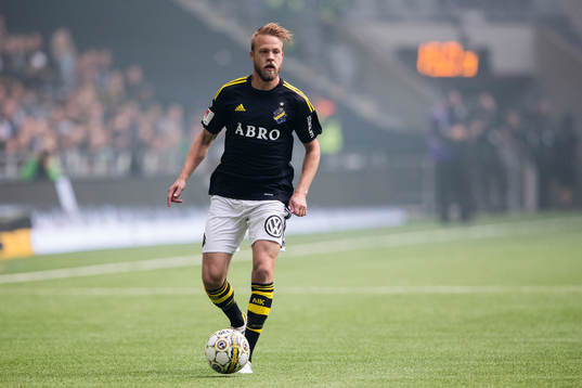 s Daniel Sundgren med bollen