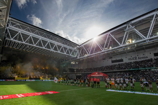 s och Hammarbys spelare ställer upp sig innan