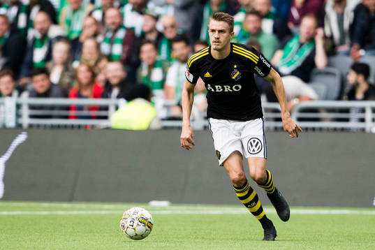 s Rasmus Lindkvist med bollen