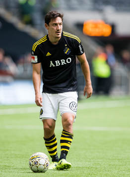 s Stefan Ishizaki med bollen