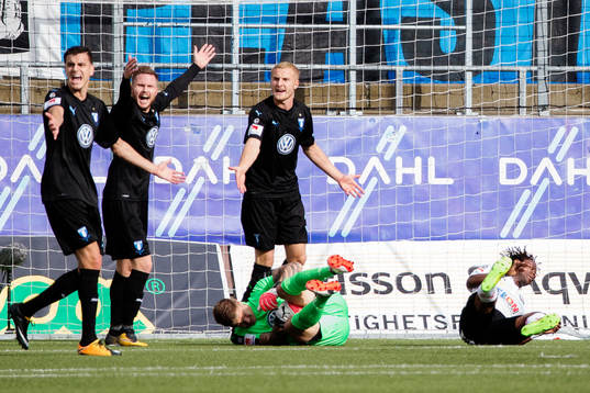 Malmö FFs spelare reagerar när målvakt Johan Dahlin och