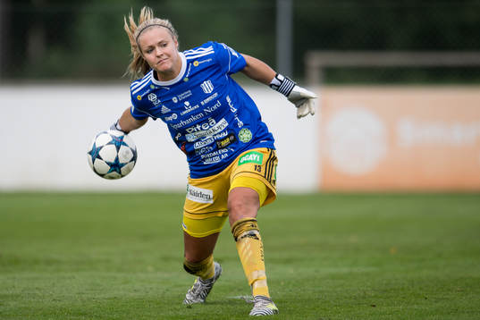 Piteås målvakt Hilda Carlén gör inkast