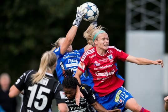 Vittsjös Hannah Wilkinson framför Piteås målvakt Hilda