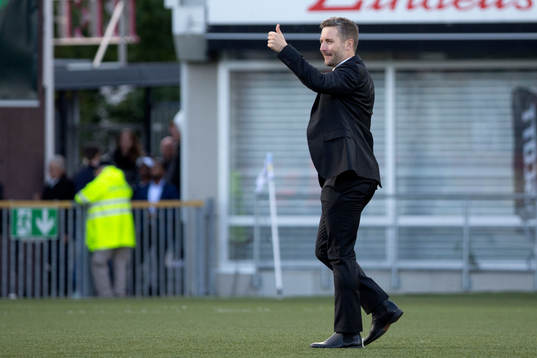 Örebros tränare Axel Kjäll jublar