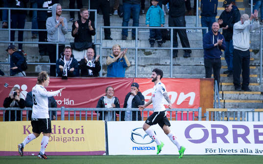 Örebros Nahir Besara gör 2-1 i slutet av matchen och