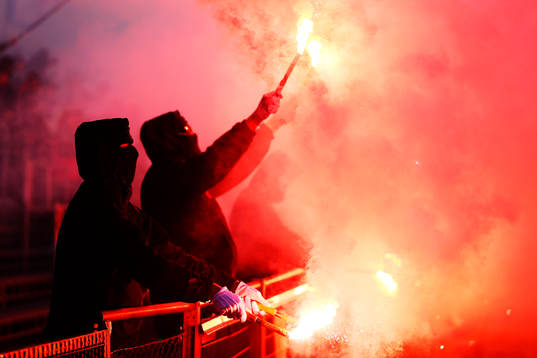 Norrköpings supportrar eldar bengaler