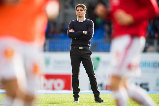 Simo Valakari, head coach of Tromsø, watches the warm up