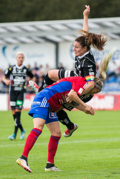 Vittsjös Hannah Wilkinson dras ner av Piteås June Pedersen