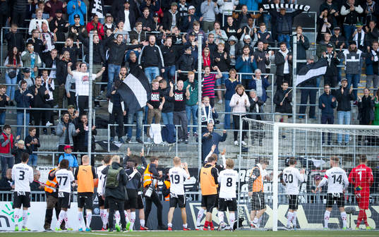 Örebrosspelarna jublar framför fansen