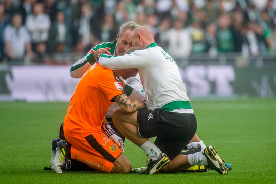Hammarbys målvakt Johan Wiland får en spruta i nacken