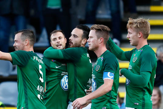 Jönköpings Dzenis Kozica jublar med lagkamrater
