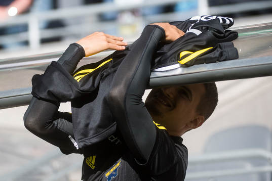 s Amin Affane skyddar sig mot solen före fotbollsmatchen i
