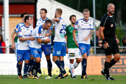 Norrköpings Linus Wahlqvist jublar med lagkamrater