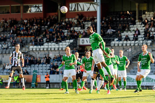 Ljungskiles Roger Thompsson nickar bort bollen