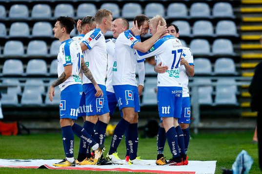 Norrköpings Karl Holmberg jublar med lagkamrater