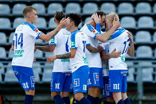Norrköpings Karl Holmberg jublar med lagkamrater