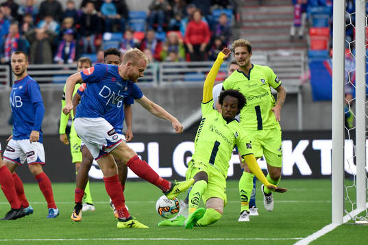 Henrik Kjelsrud Johansen, of Vålerenga, shoots while Amin