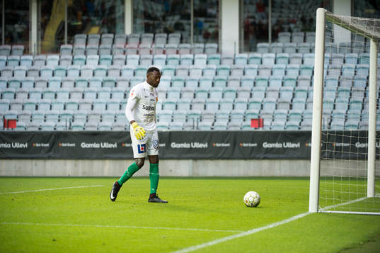 Syrianskas målvakt Dwayne St Aubyn Miller deppar