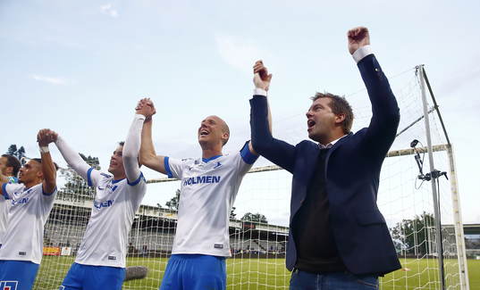 Norrköpings spelare och tränare Jens Gustafsson tackar