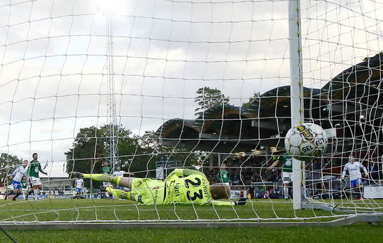 Mål 1-2 av Norrköpings Kalle Holmberg förbi Jönköpings