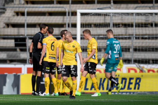 Elfsborgs spelare reagerar mot domare Magnus Lindgren