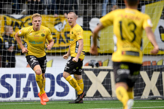 Elfsborgs Per Frick gör 2-1-målet och jublar med Daniel