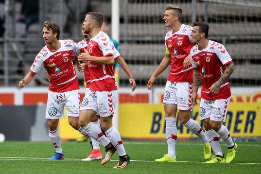 Kalmars Filip Hellquist (t.v) jublar med lagkamrater