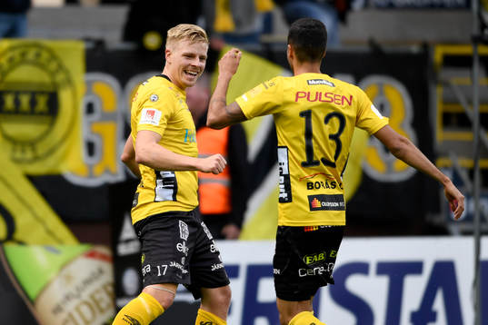 Elfsborgs Per Frick gör 2-1-målet och jublar med Rami Kaib